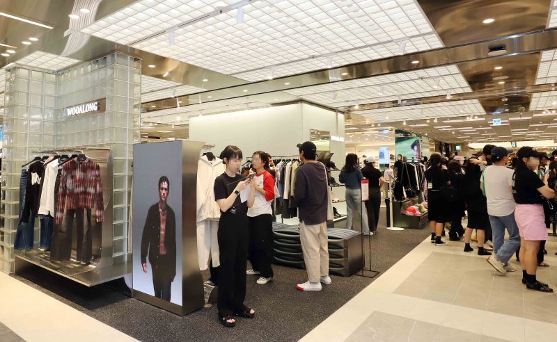 신세계백화점 강남점 8층 영패션관 '뉴스트리트(NEW STREET)'에 입점한 브랜드 '우알롱' 매장에서 사람들이 쇼핑하고 있다. /사진=신세계백화점