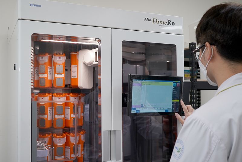양산부산대병원 한 약제부 직원이 가루약 자동조제로봇을 작동하고 있다. 양산부산대학교병원 제공