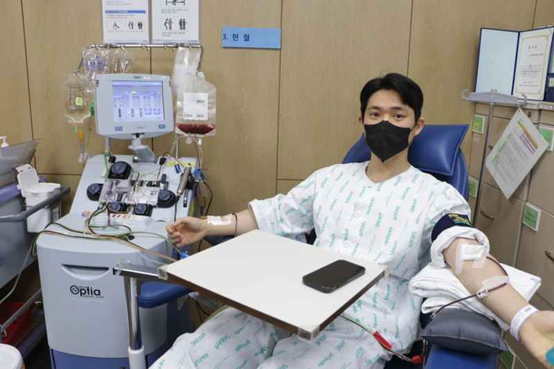 백혈병환자들에게 조혈모세포를 기증하고 있는 포항제철소 3제강공장 유선영 대리. 포스코 제공
