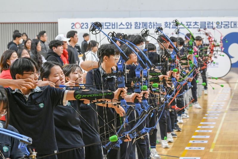 현대모비스가 지난 16일 충남 천안에 위치한 남서울대학교에서 10개 학교, 200여명이 참가한 가운데 '학교스포츠클럽 양궁대회'를 개최했다. 대회에 참가한 학생들이 힘차게 활시위를 당기고 있다. 현대모비스 제공