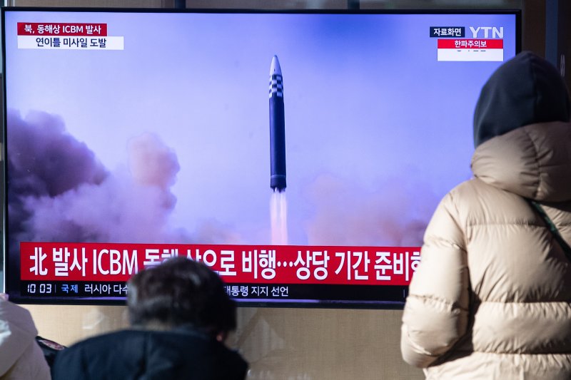 18일 서울역에서 시민들이 북한의 대륙간탄도미사일(ICBM) 도발 관련 뉴스를 지켜보고 있다. 우리 군 합동참모본부에 따르면 18일 오전 8시24분쯤 북한 평양 일대에서 동해상으로 발사된 '장거리탄도미사일'(LRBM) 추정 미사일 1발이 우리 군에 포착됐다. 북한의 이날 탄도미사일 도발은 전날 동해상을 향해 단거리탄도미사일(SRBM) 1발을 발사한 뒤 약 10시간 만에 이뤄진 것이다. 2023.12.18/뉴스1 ⓒ News1 유승관 기자 /사진=뉴스1