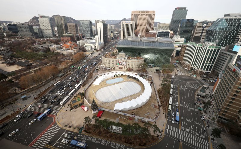서울시는 서울광장 스케이트장을 오는 22일부터 내년 2월 11일까지 52일간 운영한다. 18일 서울광장에서 스케이트장 설치 공사 마무리작업이 진행되고 있다. 뉴시스