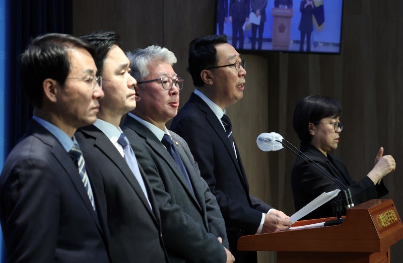 더불어민주당 내 비이재명계(비명·혁신계) 모임인 '원칙과 상식'이 지난해 12월 14일 오전 서울 여의도 국회 소통관에서 '민주당 혁신 제안' 기자회견을 하고 있다. 왼쪽부터 이원욱, 김종민, 조응천, 윤영찬 의원. 2023.12.14/뉴스1 ⓒ News1 황기선 기자 /사진=뉴스1