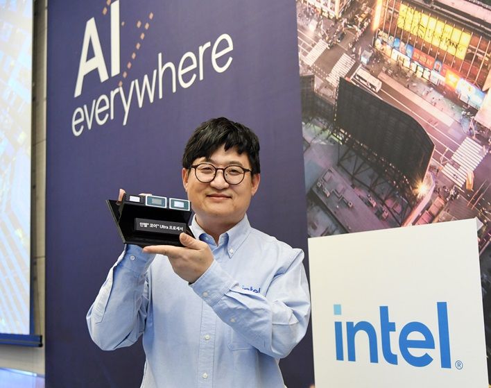 최원혁 인텔코리아 상무가 18일 서울 여의도 전경련회관에서 열린 인텔 AI Everywhere 미디어 간담회 현장에서 ‘인텔 코어 Ultra 프로세서’를 선보이고 있다. 인텔코리아 제공