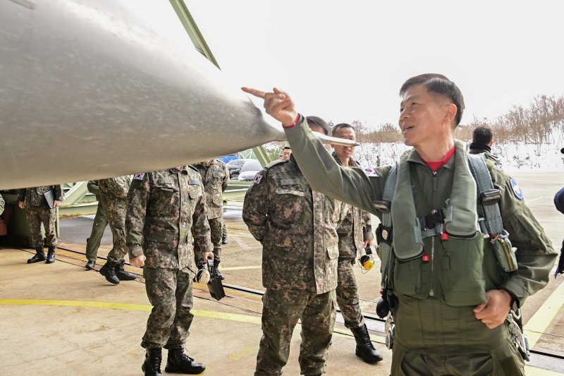 공군총장 '비행 재개' KF-16 함께 타고 영공방위태세 점검'