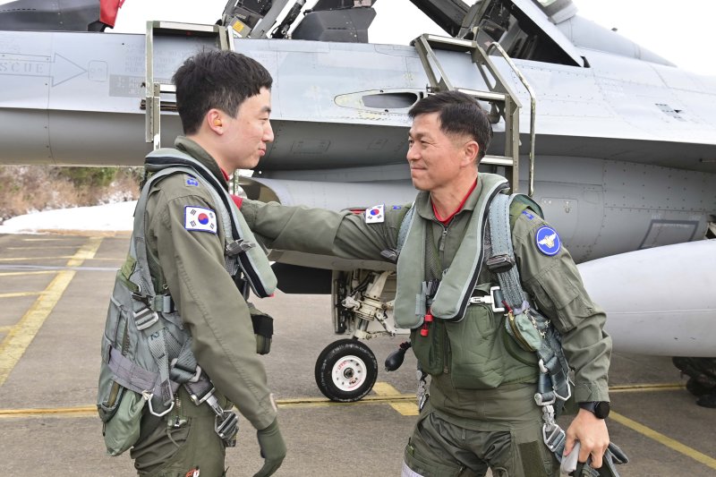 공군총장 '비행 재개' KF-16 함께 타고 영공방위태세 점검'