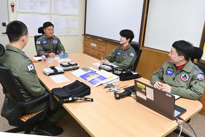 공군총장 '비행 재개' KF-16 함께 타고 영공방위태세 점검'