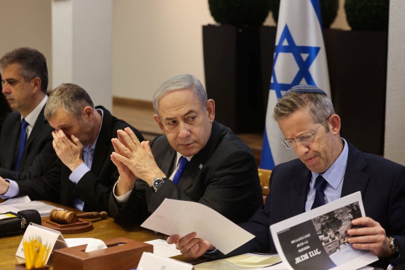 이스라엘 텔아비브에서 17일(현지시간) 베냐민 네타냐후 이스라엘 총리(왼쪽에서 3번째)가 내각 회의를 주재하고 있다.로이터뉴스1