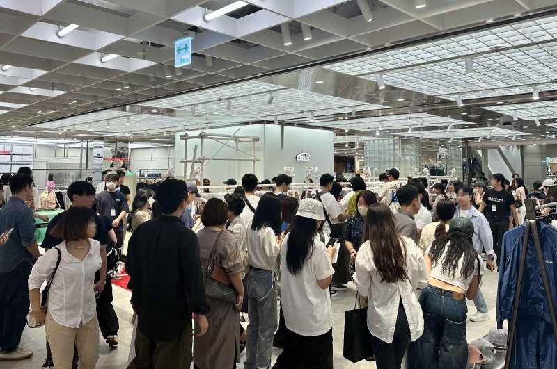 신세계백화점 강남점 8층 영패션 전문관의 '이미스' 매장 앞이 물건을 사려는 소비자들로 북적이고 있다. 신세계백화점 제공