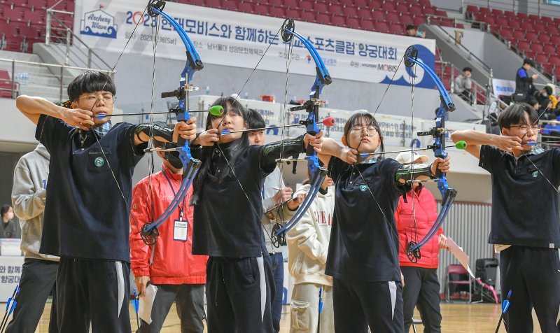 현대모비스가 지난 16일 충남 천안에 위치한 남서울대학교에서 10개 학교, 200여명이 참가한 가운데 '학교스포츠클럽 양궁대회'를 개최했다. 대회에 참가한 학생들이 힘차게 활시위를 당기고 있다. 현대모비스 제공