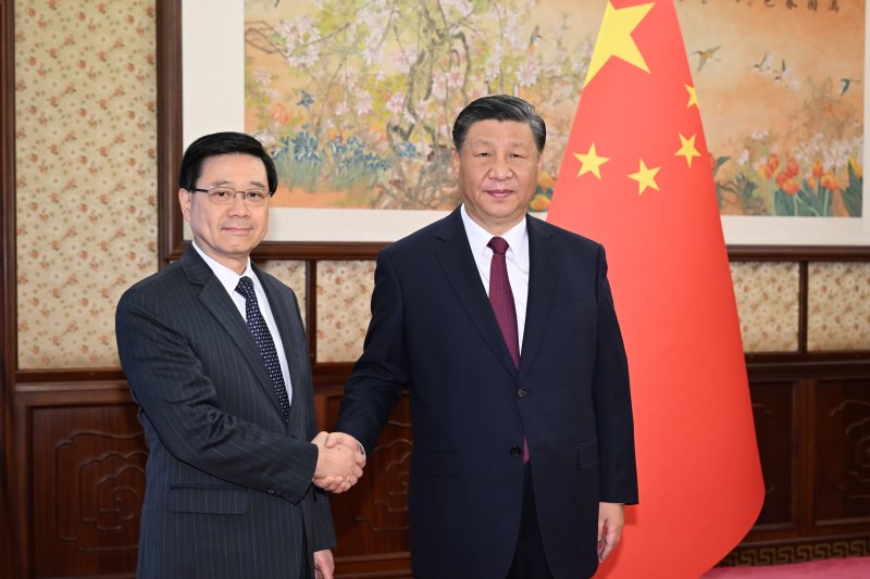 리자차오 홍콩 행정장관이 지난해 12월 18일 베이징에서 시진핑(오른쪽) 중국 국가주석에게 보고에 앞서 악수를 나누고 있다. 시 주석은 홍콩 정부의 역할에 대해 치하했다. 신화통신 뉴시스