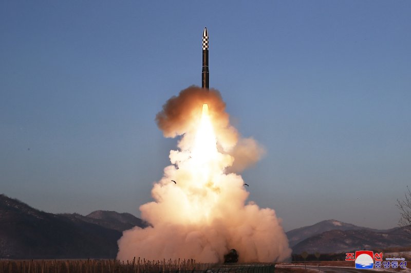 북한은 지난해 12월 18일 김정은이 참관한 가운데 고체연료 대륙간탄도미사일(ICBM) 화성-18형 발사훈련을 감행했다고 조선중앙통신이 19일 보도했다.<div id='ad_body3' class='mbad_bottom' ></div> 사진=조선중앙통신 캡처