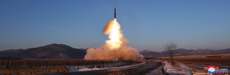 북한은 18일 김정은 북한 국무위원장이 참관한 가운데 고체연료 대륙간탄도미사일(ICBM) 화성-18형 발사훈련을 단행했다고 조선중앙통신이 19일 보도했다. 사진=조선중앙통신 캡처