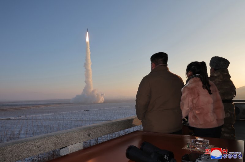지난해 12월 18일 김정은 북한 국무위원장이 참관한 가운데 고체연료 대륙간탄도미사일(ICBM) 화성-18형 발사훈련을 단행했다고 조선중앙통신이 보도했다. 사진=연합뉴스