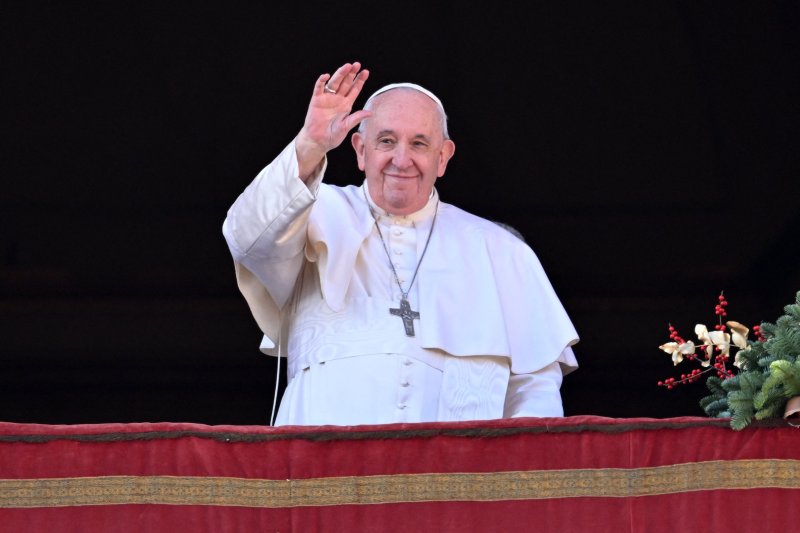 프란치스코 교황이 바티칸시티 교황청 발코니에서 군중들에게 손을 흔들고 있다. 연합뉴스