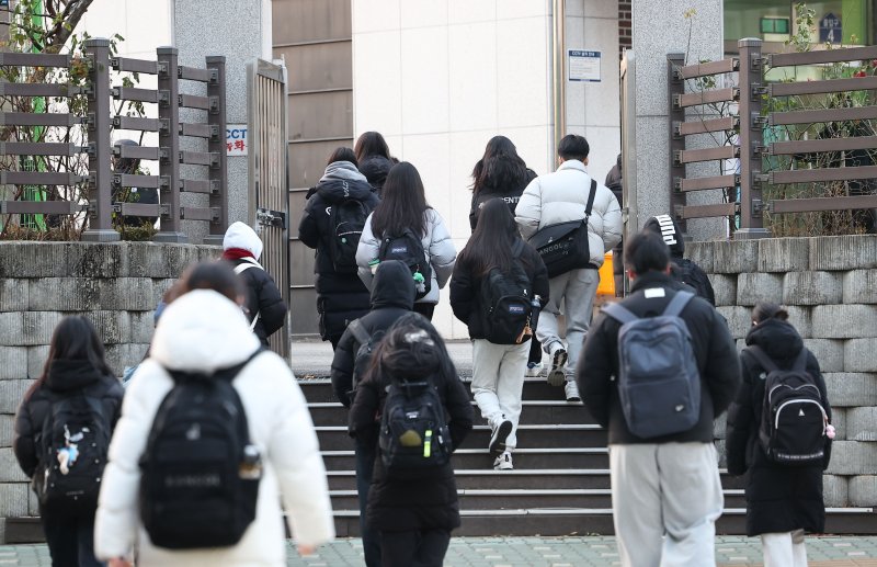 지난해 12월 19일 서울의 한 고등학교에서 학생들이 등교하고 있다. 연합뉴스