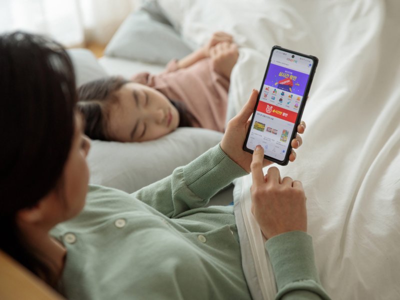 쿠팡을 이용하는 고객.(쿠팡 제공)