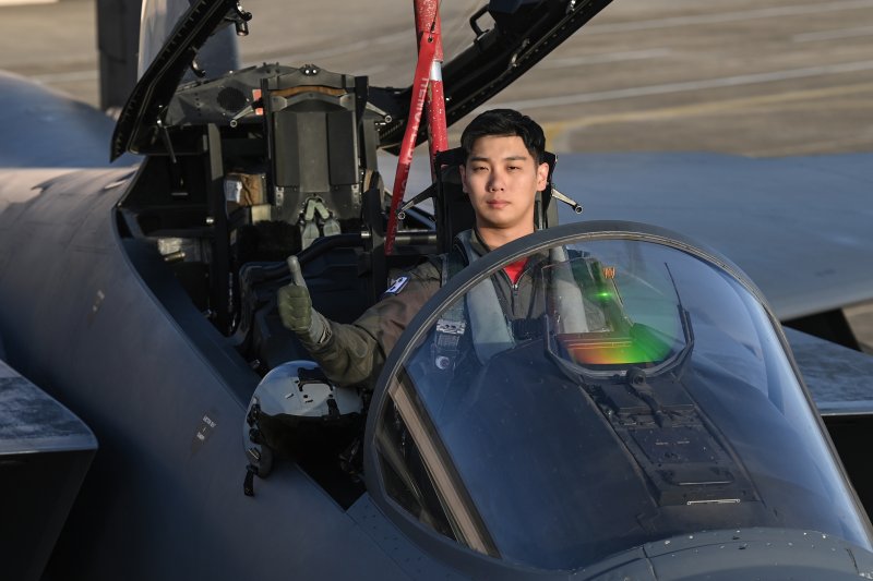공군이 2023년 '탑건(Top Gun)'에 공군 제11전투비행단 김우영 대위(27)가 선정됐다고 19일 밝혔다. 사진은 '탑건'에 선정된 김우영 대위. 사진=공군 제공