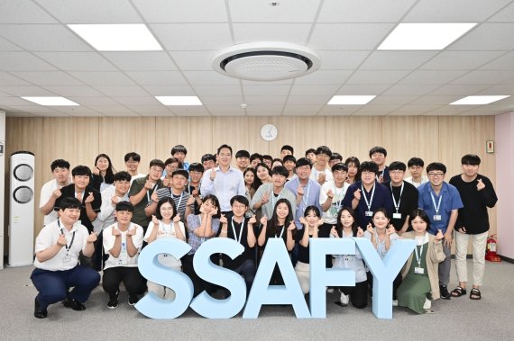 이재용 삼성전자 회장(당시 부회장)이 2019년 8월 삼성청년SW아카데미(SSAFY) 광주캠퍼스를 방문해 소프트웨어 교육 현장을 참관하고 교육생과 기념촬영을 하고 있다. 삼성전자 제공