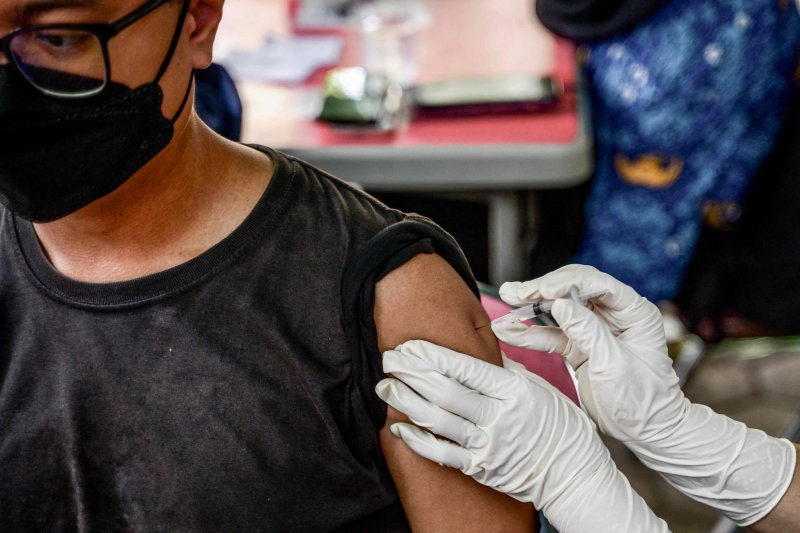 지난 19일 인도네시아 자카르타에서 한 시민이 코로나19 백신 접종을 받고 있다.AFP연합뉴스