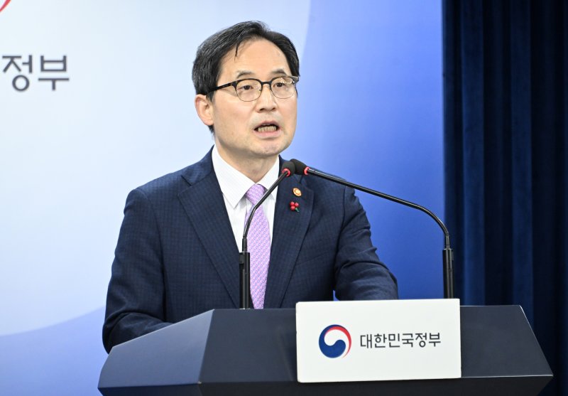 한기정 공정거래위원장이 19일 서울 종로구 정부서울청사에서 플랫폼의 독과점을 규제하는 '플랫폼 경쟁촉진법' 제정 관련 브리핑을 하고 있다.뉴스1