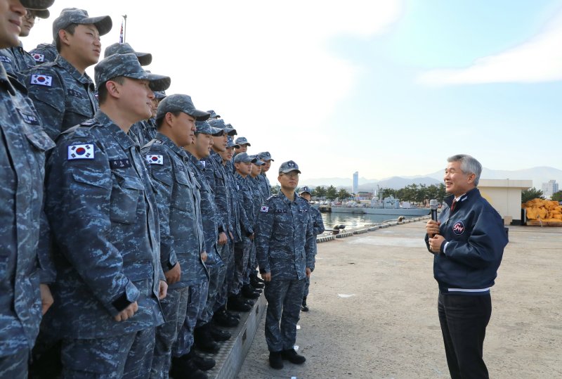 이기식 병무청장(오른쪽)이 19일 강원 동해시 해군 1함대를 방문해 장병들을 격려하고 있다.<div id='ad_body3' class='mbad_bottom' ></div> 사진=병무청 제공