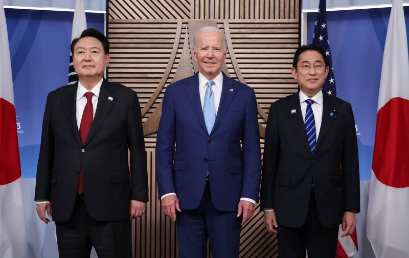 한일중 정상회의, 내년 상반기도 어렵다..“中, '韓 총선·日 실각' 관망”