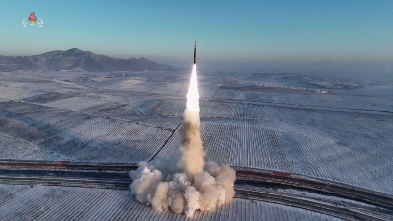 지난 18일 김정은의 참관하에 발사한 고체연료 대륙간탄도미사일(ICBM) '화성-18형'의 발사 영상을 조선중앙TV가 19일 공개 했다. 사진=조선중앙TV 캡처