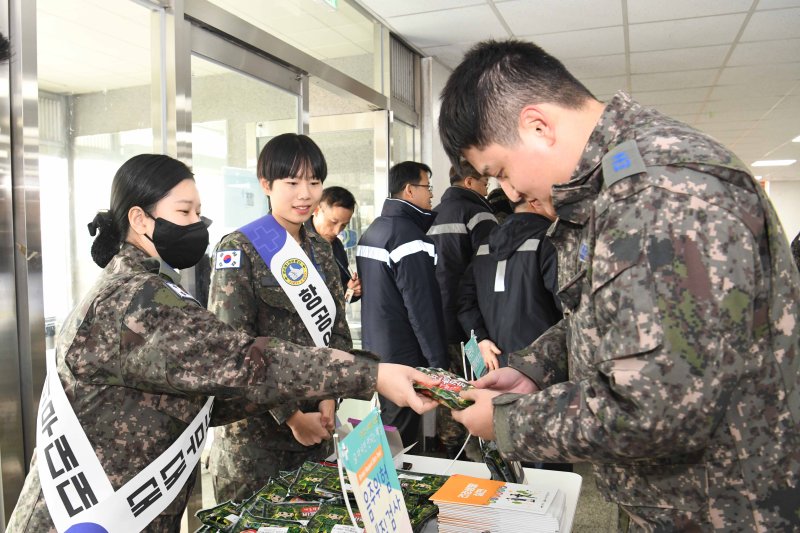 공군 제1전투비행단이 연말연시 건전한 음주문화 조성을 위한 '절주 캠페인'을 펼치고 있다.<div id='ad_body3' class='mbad_bottom' ></div> 사진=공군 제1전투비행단 제공