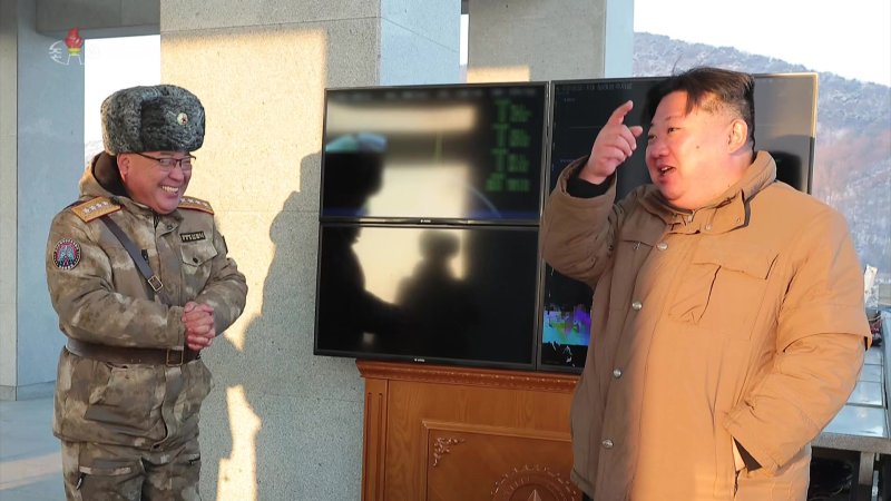 지난 18일 김정은 북한 국무위원장이 고체연료 신형 ICBM '화성-18형' 발사를 참관했다고 조선중앙TV가 19일 보도했다. 사진=조선중앙TV 캡처