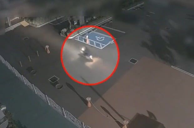범행 당시 A군이 B씨를 오토바이에 태우고 초등학교 가는 모습. (사진=JTBC 화면 캡처)