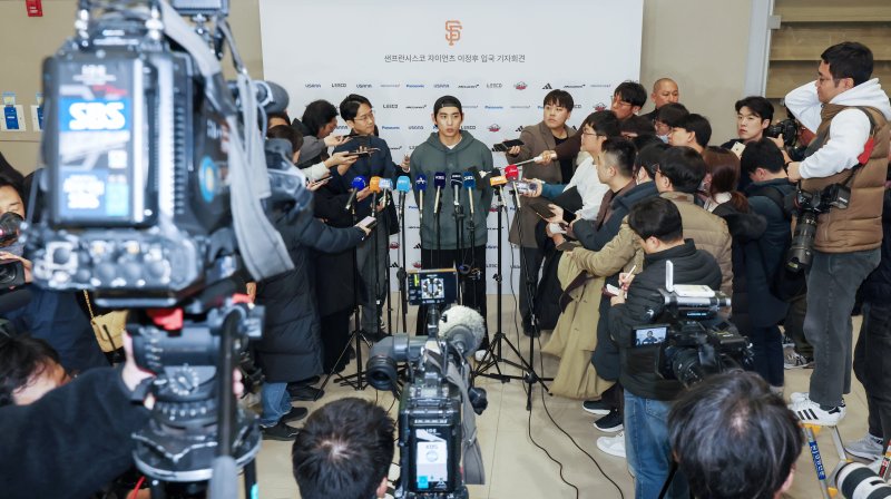 샌프란시스코 자이언츠와 6년 1억1300만달러(약 1468억원) 계약을 맺으며 메이저리그(MLB) 진출의 꿈을 이룬 이정후가 19일 오후 인천국제공항 제2여객 터미널을 통해 귀국해 취재진에게 소감을 밝히고 있다. 2023.12.19/뉴스1 ⓒ News1 민경석 기자