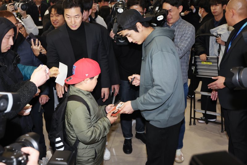 샌프란시스코 자이언츠와 6년 1억1300만달러(약 1468억원) 계약을 맺으며 메이저리그(MLB) 진출의 꿈을 이룬 이정후가 19일 오후 인천국제공항 제2여객 터미널을 통해 귀국해 어린이 팬에게 사인을 해주고 있다. 2023.12.19/뉴스1 ⓒ News1 민경석 기자
