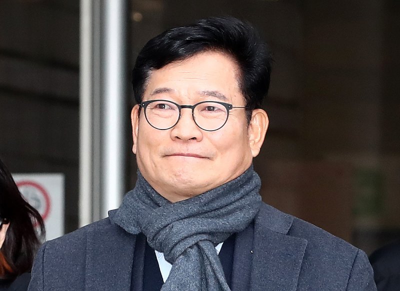 '더불어민주당 전당대회 돈봉투 살포'에 관여한 혐의를 받는 송영길 전 대표가 18일 오후 서울 서초구 중앙지방법원에서 열린 구속 전 피의자 심문(영장실질심사)을 마친 후 법원을 나서고 있다. 뉴스1