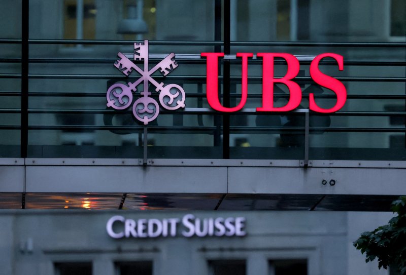 올해 스위스 투자은행 UBS가 경쟁사인 크레디트스위스(CS)를 인수하면서 지금까지 1만3000명을 감원하는 등 전세계 주요 은행들의 감원규모가 6만2000명에 육박하는 것으로 조사됐다. 투자은행들의 고전은 내년에도 지속되면서 은행 감원 한파 역시 이어질 것으로 예상됐다. 로이터연합