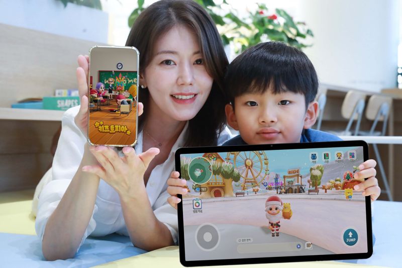 LG유플러스 모델이 어린이 특화 메타버스 서비스 '키즈토피아'를 소개하고 있다. LG유플러스 제공