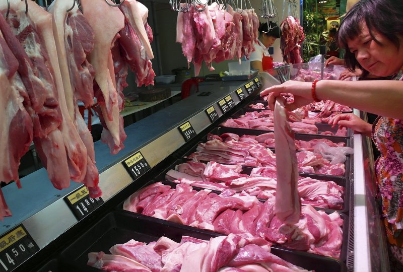 중국 전역에서 아프리카 돼지열병이 확산하고 있는데 정작 당국은 공식적인 발표를 하지 않는 것으로 알려졌다. 후베이성 이창시 시장에서 한 고객이 돼지고기를 살펴보고 있다. 뉴시스