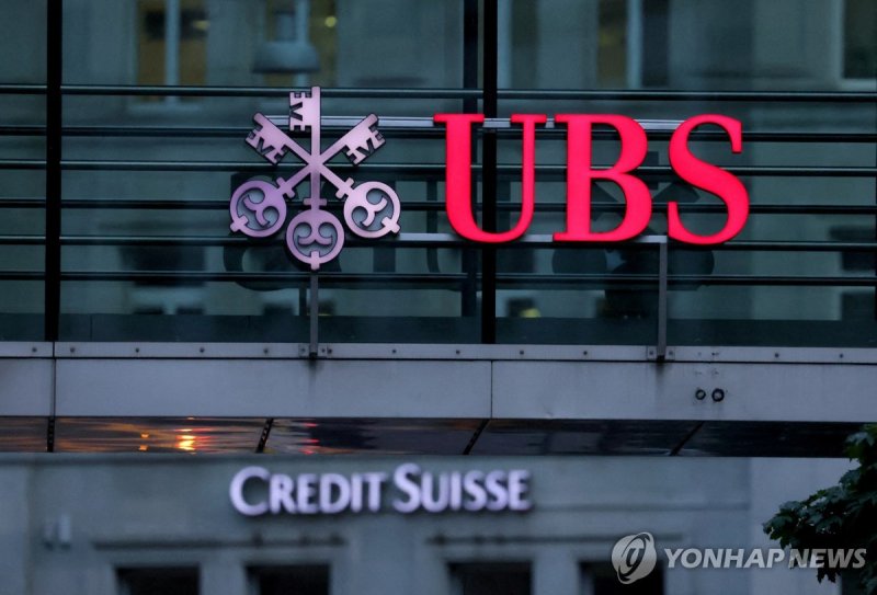 크레디트스위스 인수한 UBS FILE PHOTO: Logos of Swiss banks Credit Suisse and UBS are seen before a news conference in Zurich Switzerland, August 30, 2023. REUTERS/Denis Balibouse/File Photo