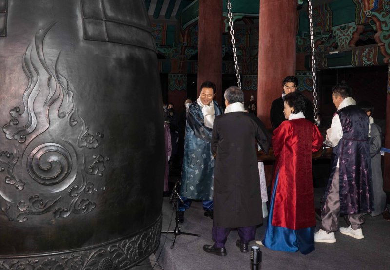 지난 1월1일 오전 서울 종로구 보신각에서 오세훈 서울시장, 조규성 축구선수를 비롯한 시민대표들이 타종을 하고 있다. /사진=뉴스1