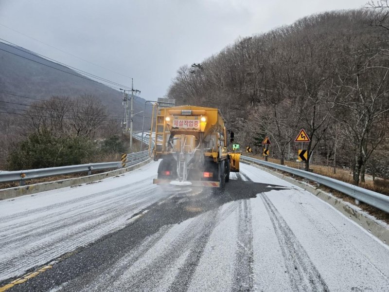 울산 배내골 등 산간지역에 눈.. 울산시 긴급 제설작업