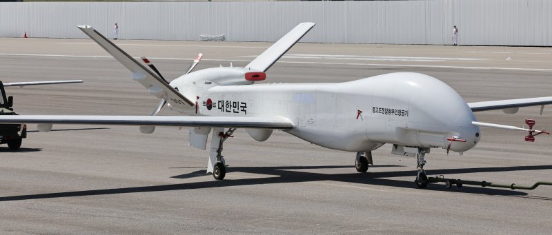 지난2023년 9월 22일 경기 성남 서울공항에서 열린 '건군 75주년 국군의 날 기념식' 미디어데이에서 장비부대 행진에 MUAV 중고도 정찰용 무인항공기가 공개되고 있다. 뉴스1