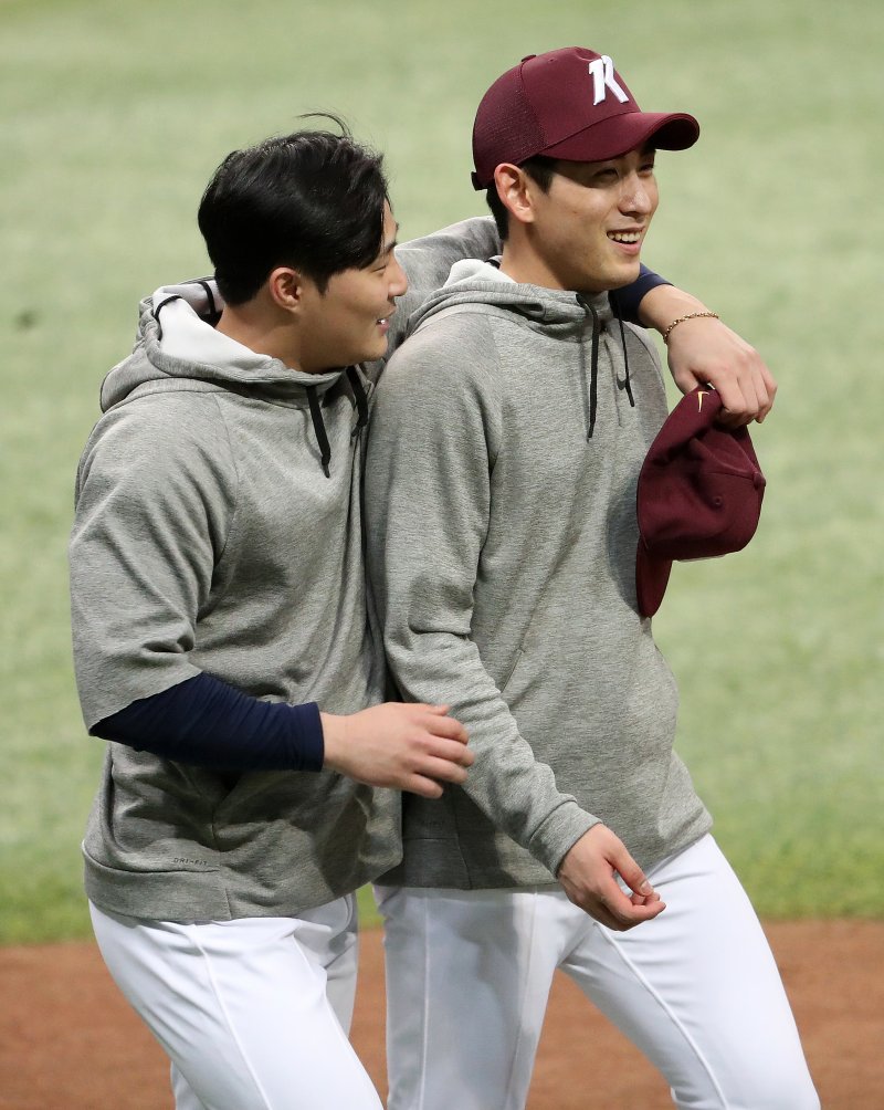 1일 오후 서울 구로구 고척스카이돔에서 열린 키움 히어로즈의 스프링캠프에서 샌디에이고 파드리스로 이적한 김하성과 이정후(오른쪽)가 외야로 이동하고 있다. 2021.2.1/뉴스1 ⓒ News1 김진환 기자 /사진=뉴스1