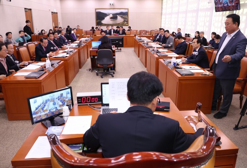 소병훈 국회 농해수위 위원장이 20일 서울 여의도 국회에서 열린 농림축산식품해양수산위원회 전체회의에서 의사봉을 두드리고 있다. 2023.12.20/뉴스1 ⓒ News1 송원영 기자 /사진=뉴스1