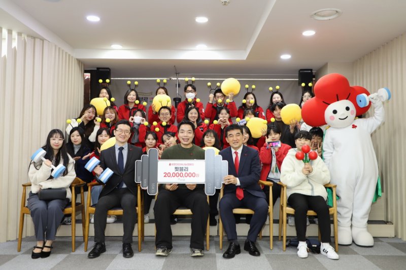 20일 사랑의열매 회관에서 진행된 기부금 전달식에 핏블리와 사랑의열매 임직원들이 함께했다. (사진=사회복지공동모금회 제공) *재판매 및 DB 금지