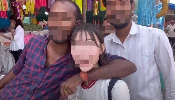 여행 유튜버 켈리가 지난 12일 유튜브 채널(kellykorea)에 올린 인도 여행 영상. 한 남성이 촬영 중인 켈리에게 다가와 신체 접촉을 하고 있다.