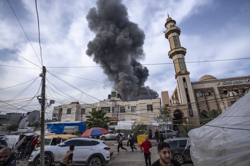 20일(현지시간) 팔레스타인 가자지구 남부 라파에서 이스라엘군의 공습 이후 연기가 피어오르고 있다.AP뉴시스