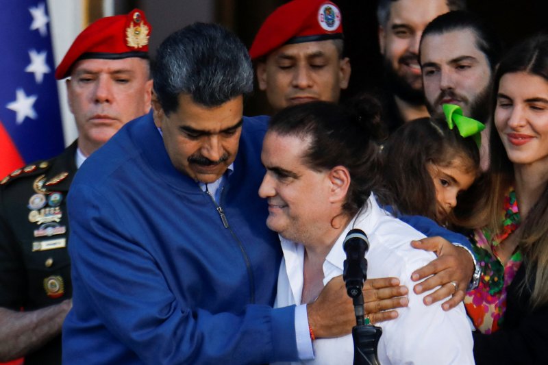 20일(현지시간) 베네수엘라 카라카스에서 니콜라스 마두로 베네수엘라 대통령(왼쪽)이 미국에서 풀려난 사업가 알렉스 사브를 끌어안고 있다.로이터연합뉴스