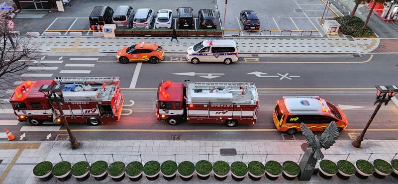 대구시청 동인청사에 출동한 소방차와 경찰차. 김장욱 기자