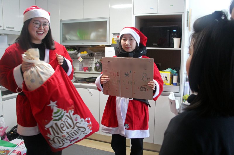 크리스마스를 앞두고 일일 산타가 광주 광산구 한 다문화 가정 아이들에게 선물꾸러미를 전달하고 있다. 2023.12.19/뉴스1 ⓒ News1 박지현 수습기자