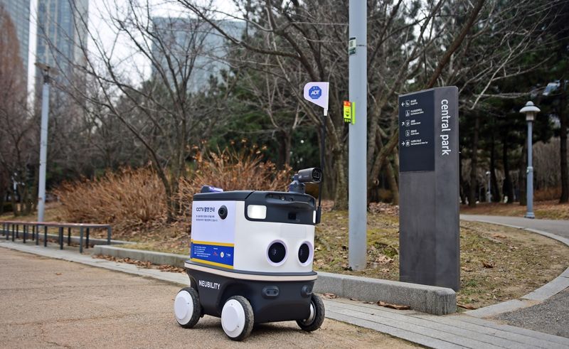 SK쉴더스 인공지능 순찰로봇이 인천 송도 센트럴파크 안을 순찰하고 있다. SK쉴더스 제공.